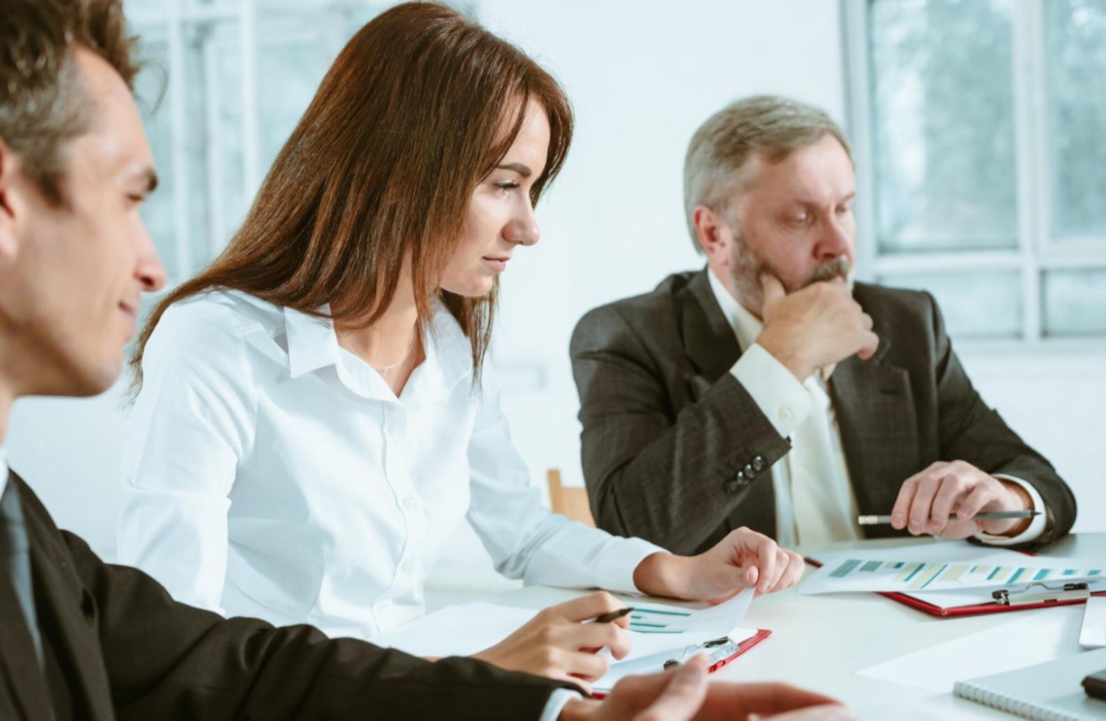 Profesionales analizando datos financieros en sesión de trabajo colaborativo
